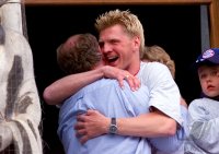 Fussball:  Stefan Effenberg jubelt mit dem Manager Uli Hoeness