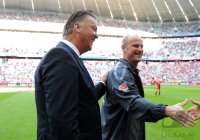 Fussball 1. Bundesliga Saison 2010/2011: Trainer Louis van Gaal (li, FC Bayern Muenchen) mit Trainer Thomas Schaaf (re, SV Werder Bremen)
