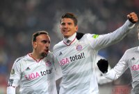 Fussball DFB Pokal, Saison 2011/2012, Viertelfinale: Jubel nach dem Tor zum 0:2 Franck Ribery mit Mario Gomez (v.li, FC Bayern Muenchen)