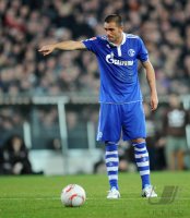 Fussball: 1. Bundesliga Saison 2010/2011: FC Schalke 04 , EDU am Ball