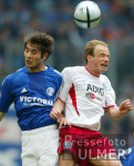 Fussball 1. Bundesliga: Schalke - Hamburg, Zweikampf
