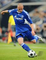 Fussball 1. Bundesliga, FC Schalke 04: PANDER Einzelaktion am Ball