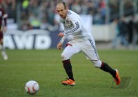 Fussball: 1. Bundesliga Saison 2010/2011: Bayern Muenchen, ROBBEN am Ball