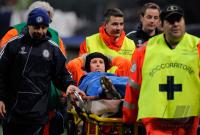 FUSSBALL  International CHL 09/10  : Peter Cech auf der Liege ( Chelsea)