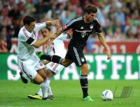 Fussball International Audi Cup 2011: Daniele Bonera (li, AC Mailand) gegen Mario Gomez (re, FC Bayern Muenchen)