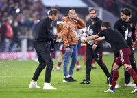 Fussball 1. Bundesliga Saison 21/22: JUBEL FC Bayern Muenchen feiert die 32. Meisterschaft