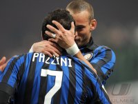 FUSSBALL SERIE A:  Jubel Giampaolo Pazzini (li,) mit Wesley Sneijder (Inter Mailand)