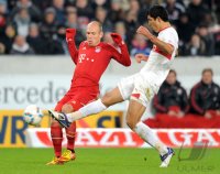 Fussball 1. Bundesliga : Arjen Robben (li, FC Bayern Muenchen) gegen Maza Rodriguez (VfB Stuttgart)