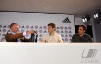 Fussball 1. Bundesliga: Vorstandsvorsitzender Karl Heinz Rummenigge  praesentiert das neue ADIDAS CL Trikot, Thomas Mueller, Philipp Lahm