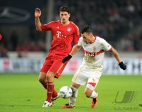 Fussball 1. Bundesliga : Mario Gomez (li, FC Bayern Muenchen) gegen Timo Gebhart (VfB Stuttgart)