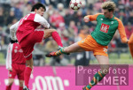 Fussball 1. Bundesliga: Bayern - Bremen, Zweikampf