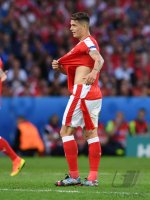 Fussball International Europameisterschaft 2016: Granit Xhaka (Schweiz) mit zerrissenem Trikot