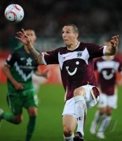 Fussball: 1. Bundesliga Saison 2010/2011: Hannover, POGATETZ am Ball