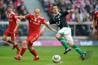 Fussball 1. Bundesliga : Arjen Robben (li., FCB) gegen Mario Eggimann (re., Hannover)