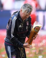 Fussball, 1. Bundesliga  Saison 16/17: Jubel FC Bayern Muenchen mit Schale