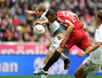 Fussball 1. Bundesliga : Bo Svensson (li, 1. FSV Mainz 05) gegen Ivica Olic (re, FC Bayern Muenchen)