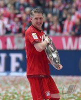 Fussball, 1. Bundesliga  Saison 13/14: Jubel FC Bayern Muenchen mit Schale
