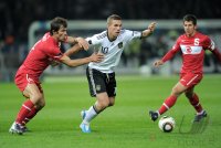 Fussball International EM 2012-Qualifikation: Oemer Erdogan (li, Tuerkei) gegen Lukas PODOLSKI (re, Deutschland)