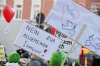 Kundgebung im Tuebinger Anlagenpark: 1200 Menschen demonstrierten gegen die einrichtungsbezogene Impfpflicht