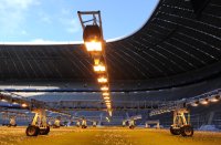 Fussball 1. Bundesliga : Waermelampen in der Allianz Arena zur Bestrahlung des Rasens