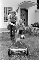 Fussball 1. Bundesliga Saison 1968/1969: Beckenbauer spielt mit Sohn Thomas bei der Gartenarbeit.