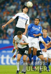 Fussball 1. Bundesliga: Schalke - Frankfurt, Zweikampf mit Moeller