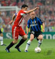Fussball Champions League Finale: Mark van Bommel (li, FCB) gegen Esteban Matias Cambiasso Deleau (re, Inter)