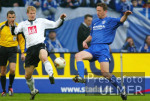 Fussball 1. Bundesliga: Schalke - Bielefeld,  Zweikampf
