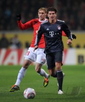 1. Fussball Bundesliga: Marcel Risse (li, 1. FSV Mainz 05) gegen Mario Gomez (re, FC Bayern Muenchen)