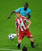 Fussball Champions League  Saison 2010/2011: Anatoliy Tymoshchuk (li, FC Bayern Muenchen) gegen Lacina Traore (re, CFR 1907 Cluj)