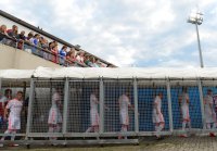 Fussball 1. Bundesliga :  Die Spieler im Spielertunnel im Sportpark