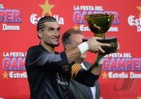 FUSSBALL International 2013/2014: Torwart Jose Pinto (Barca) mit dem Gamper Cup