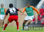 Fussball 1. Bundesliga: Frankfurt - Bremen, Zweikampf