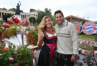 FUSSBALL 1. BUNDESLIGA 13/14: Claudio Pizarro und Frau Karla Salcedo