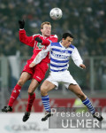 Fussball 2. Bundesliga: Duisburg - Koeln, Zweikampf