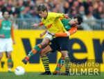 Fussball 1. Bundesliga: Bremen - Dortmund, Zweikampf
