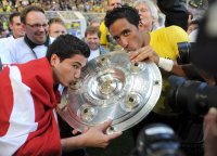 Fussball 1. Bundesliga : Nuri Sahin, Dede, Lucas Barrios  (v. li., Borussia Dortmund) kuessen die Schale