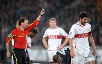 Fussball DFB Pokal 10/11 : Schiedsrichter Florian Meyer zeigt Matthieu Delpierre (VfB Stuttgart) die Gelbe Karte