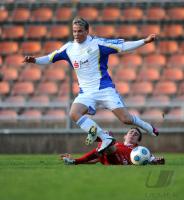 Fussball 3. Bundesliga: Dominik Rohracker (li., FC Bayern II) gegen Richard Kolitsch (re., Jena)