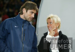FUSSBALL UEFA CUP  FC B Manager  Kreuzer (li)  mit Vizeprsidentin Gigi Oeri