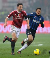 FUSSBALL International SERIE A 2011/2012: Mark Van Bommel (li, AC Mailand) gegen Javier Zanetti (Inter Mailand)