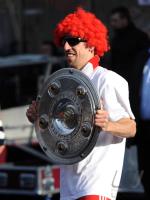 Fussball 1. Bundesliga : Jubel mit Meisterschale und  ROTER PERUECKE, Sonnenbrille Franck Ribery (FCB)