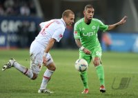 Fussball 1. Bundesliga, Saison 2011/2012: Dominik Reinhardt (li, FC Augsburg) gegen Ashkan Dejagah (VfL Wolfsburg)