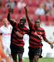 Fussball 1. Bundesliga, Saison 2011/2012:  JUBEL Papiss Demba Cisse , Cedric Makiadi (v. li., SC Freiburg)