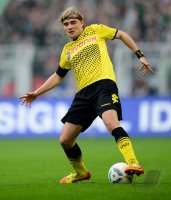 Fussball 1. Bundesliga, Saison 2011/2012: Marcel Schmelzer (Borussia Dortmund)  am Ball