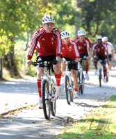 Fussball 1. Bundesliga: Die Mannschaft des FCB macht eine Fahrrad Tour mit dem Mountainbike