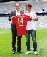 Fussball 1. Bundesliga:   Sportdirektor Christian Nerlinger , Takashi Usami (v. li., FC Bayern Muenchen)