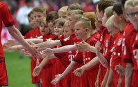 Fussball 1. Bundesliga Saison 14/15: FC Bayern Escortkids stehen Spalier