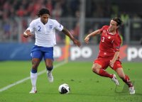 Fussball International EM 2012-Qualifikation: Glen JOHNSON (li, England) gegen Reto ZIEGLER (re, Schweiz)