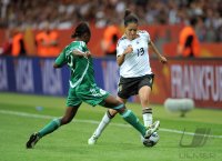FIFA Frauen-Weltmeisterschaft 2011: Perpetua NKWOCHA (li, Nigeria) gegen Celia OKOYINO DA MBABI (re, Deutschland)